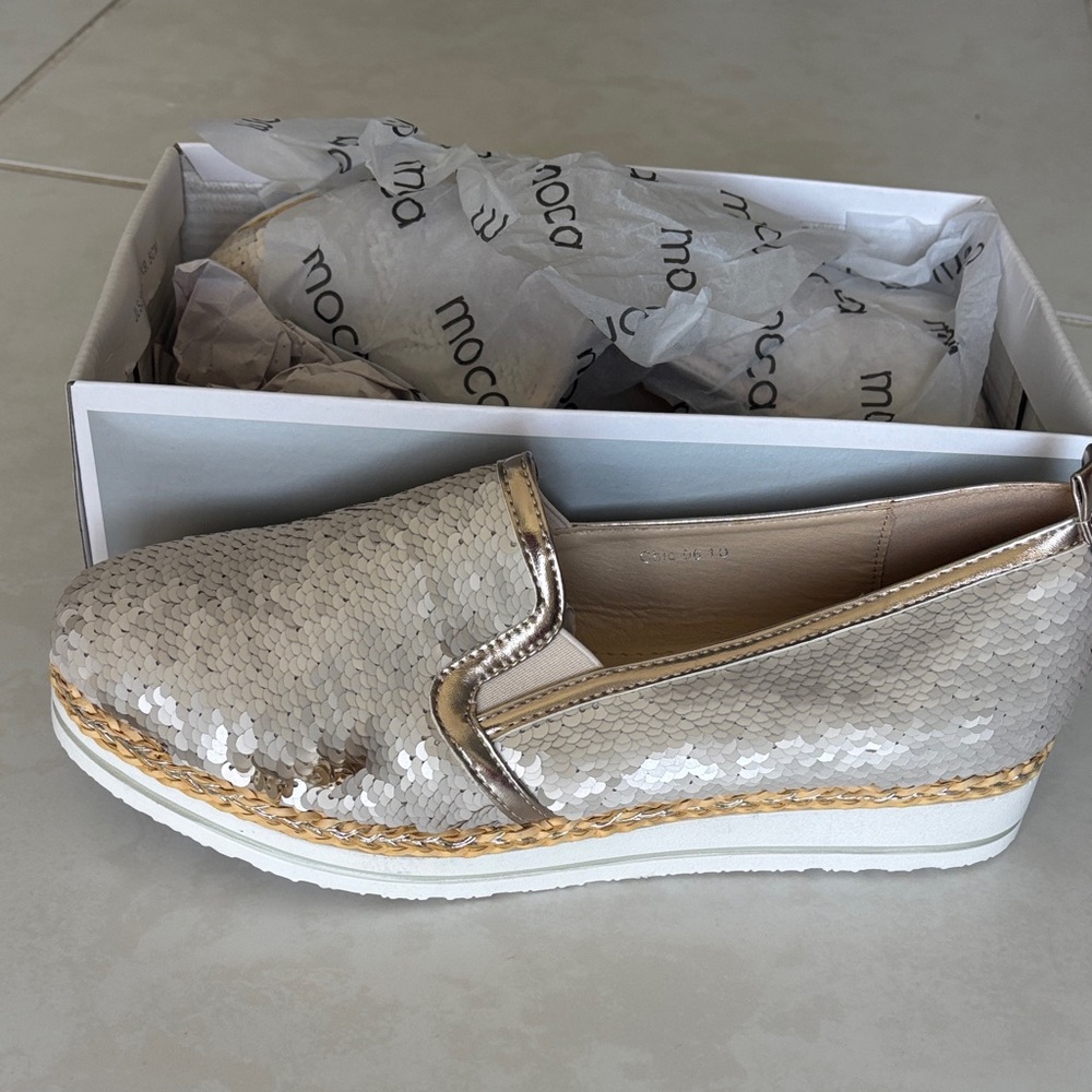 Slip on sneakers/shoes